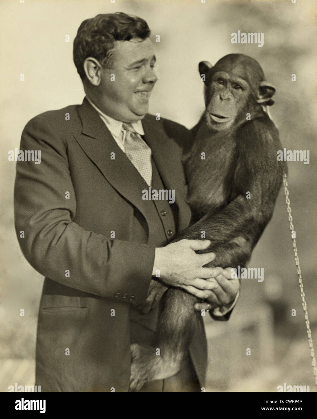 Babe Ruth (1895-1948), holding Mike, un chimpanzé au St. Louis Zoological Park. 10 octobre, 1928. Banque D'Images