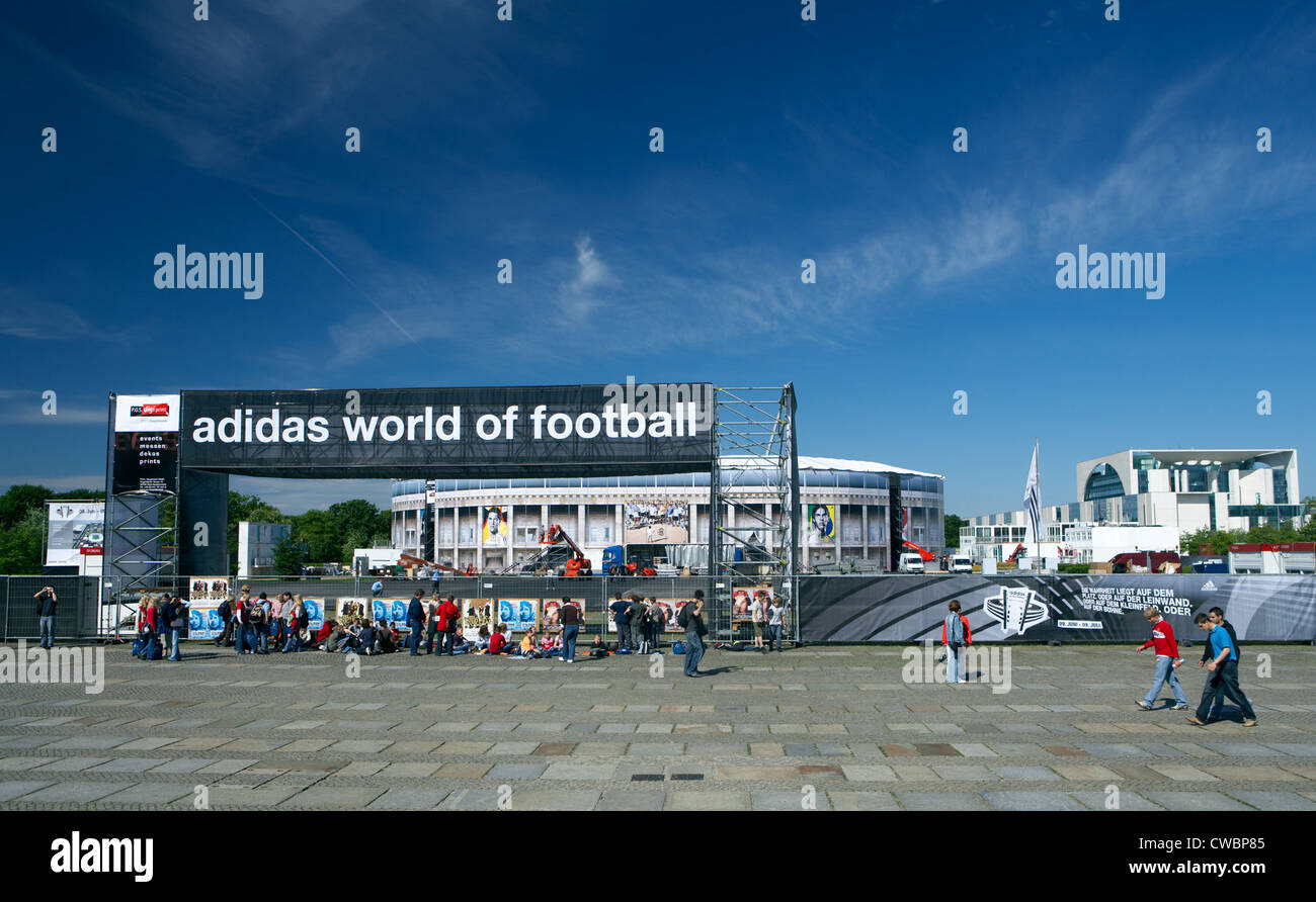 Berlin - La reconstruction du stade olympique par Adidas à la place de la République Banque D'Images