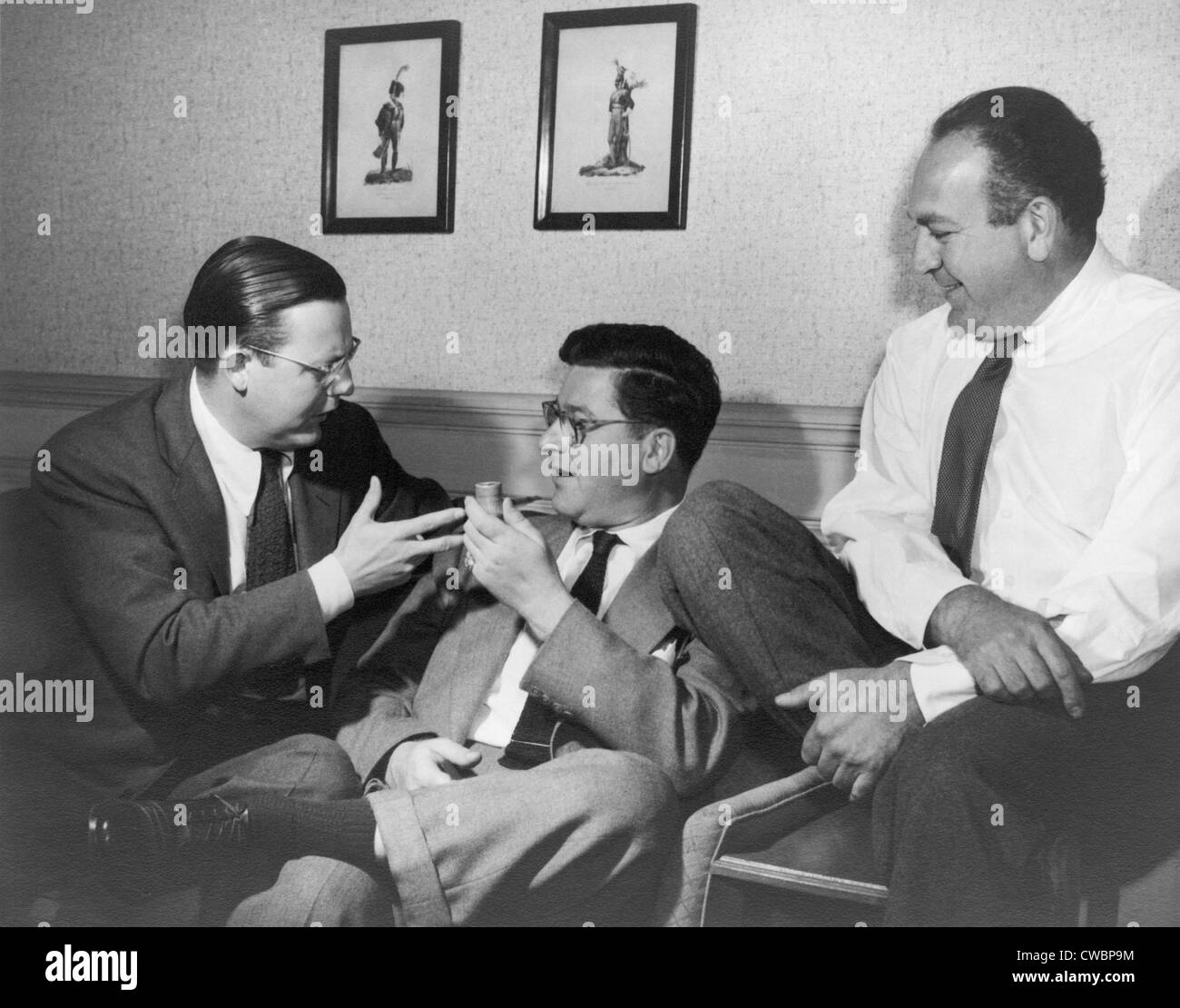 À RKO Pictures, Mark Robson, Robert Wise, et producteur, Val Lewton rencontrez pendant le tournage de le film d'horreur classique, CAT Banque D'Images