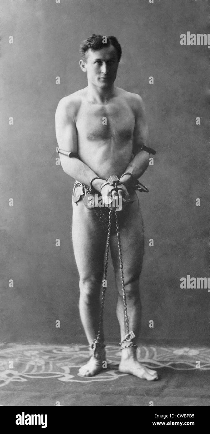 Harry Houdini (1874-1926), dans les chaînes. Ca. 1900. Banque D'Images