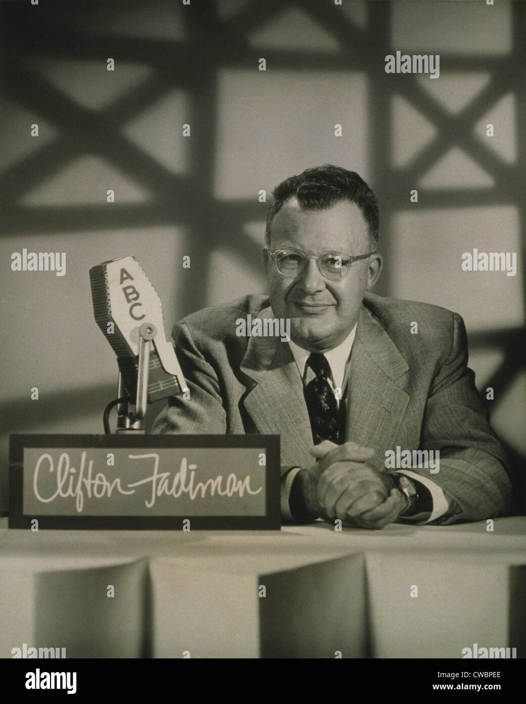 Clifton Fadiman (1904-1999), au micro hébergeant l'ABC-TV quiz show, LE NOM EST LE MÊME en 1955. Il était un polyvalent Banque D'Images