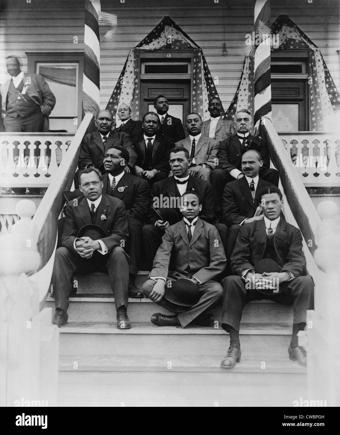 Booker T. Washington (1856-1915), deuxième rangée, au centre, avec ses associés de l'Institut Tuskegee, ca, 1915. Banque D'Images