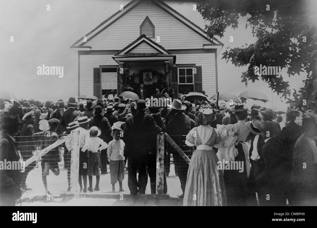 Booker T. Washington traitant de foule porche d'un petit immeuble, à Brownsville, Texas, ca. 1900. Banque D'Images