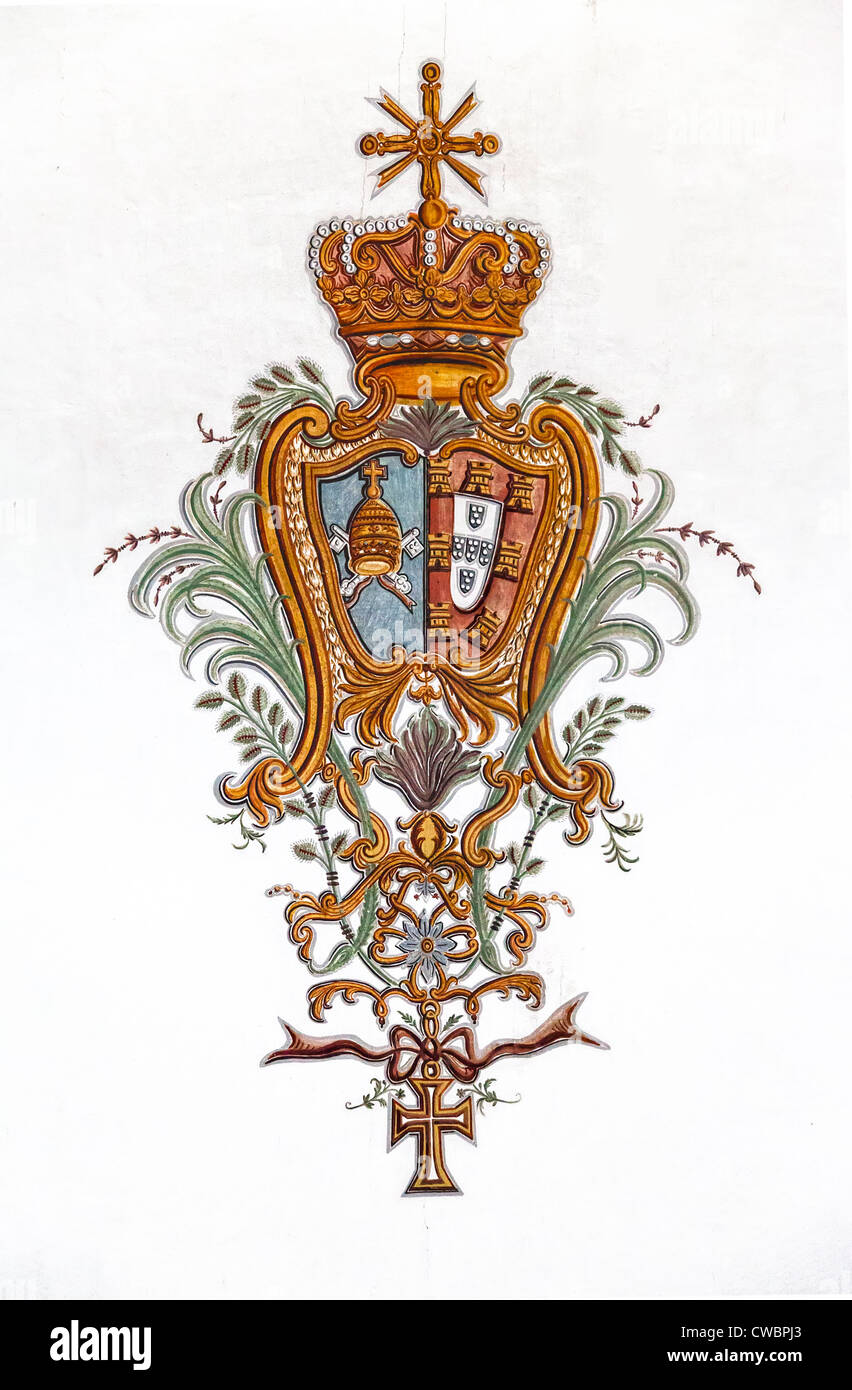 Fresque de la baroque portugais Royal Coat of Arms dans le plafond de l'église São Pedro. Obidos, Portugal. Banque D'Images