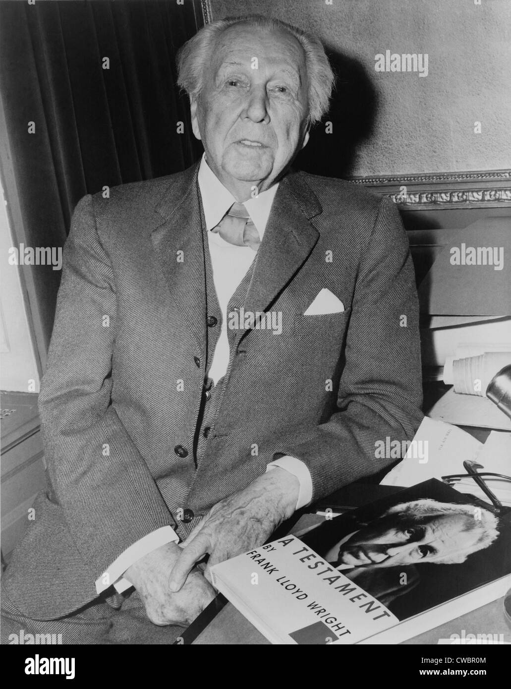 Frank Lloyd Wright (1867-1959), architecte américain avec son livre 1957, un testament, un résumé de l'autobiographie et artistique Banque D'Images