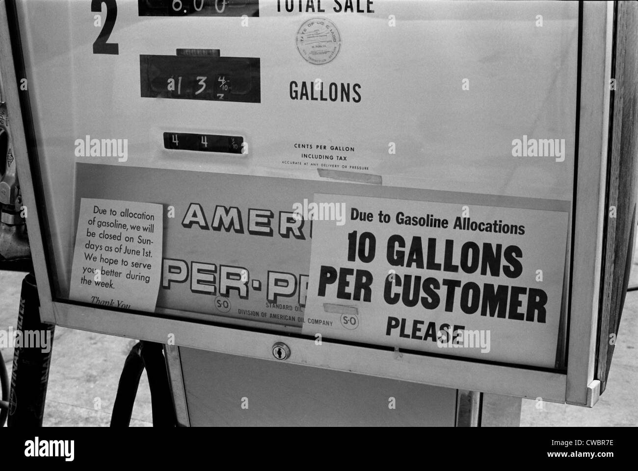La pompe à gaz de restreindre les achats de gaz à 10 gallons au cours de la première crise pétrolière de 1973. Denver, Colorado, août 1973. Banque D'Images