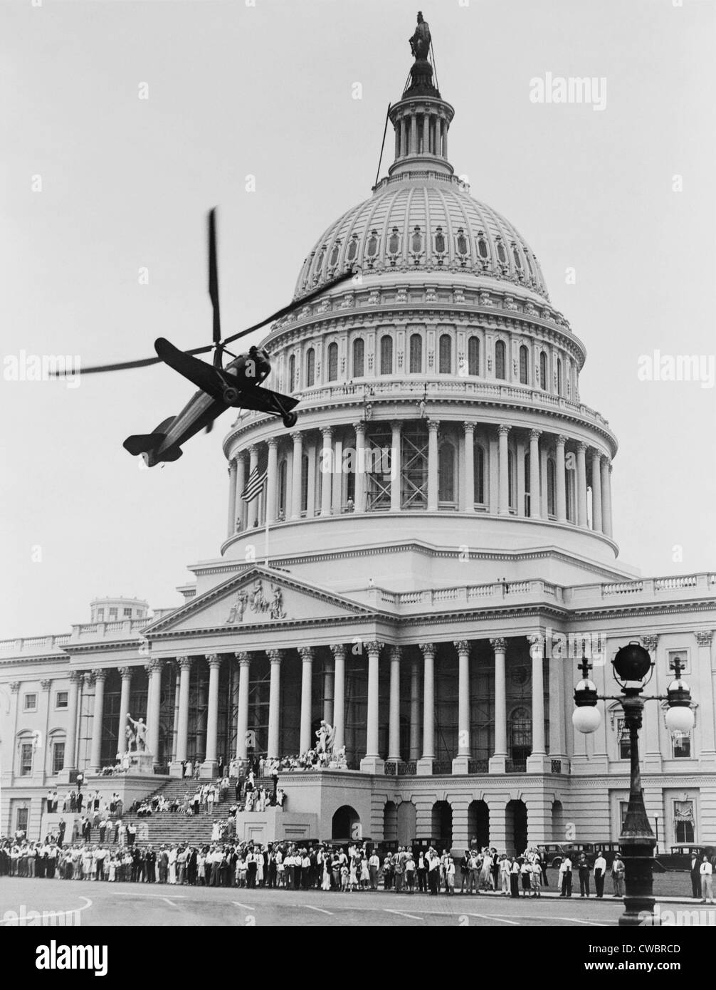 Autogiro, semblable à un avion, hélicoptère décolle de l'east plaza de la capitale américaine avec le sénateur Hiram Bingham comme un Banque D'Images
