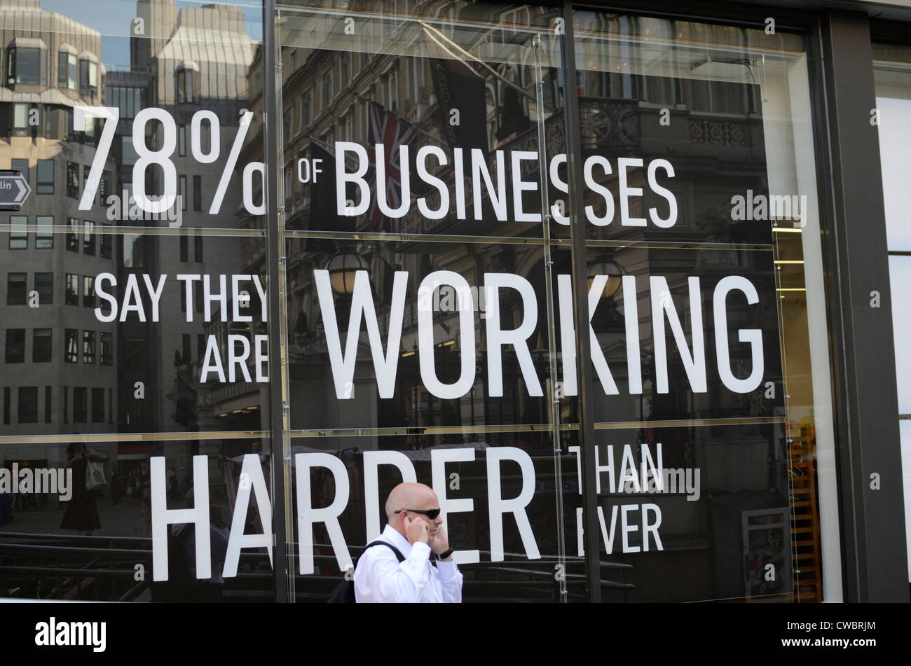 Publicité dans la fenêtre de l'agence de l'emploi en faisant valoir que 78  % des entreprises disent qu'ils travaillent plus fort que jamais Banque D'Images
