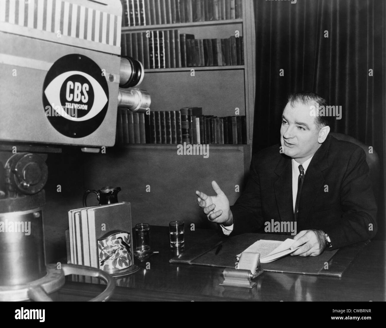 Le sénateur Joseph McCarthy du Wisconsin (1908-1957), parlant en face d'une caméra de CBS à New York à la hauteur de sa renommée et Banque D'Images