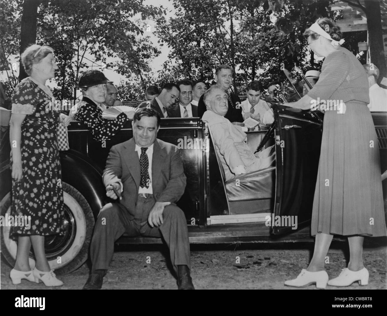 Franklin Roosevelt au volant de sa voiture spécialement équipé avec des invités de marque. De gauche à droite : Mme Fiorella La Guardia Banque D'Images