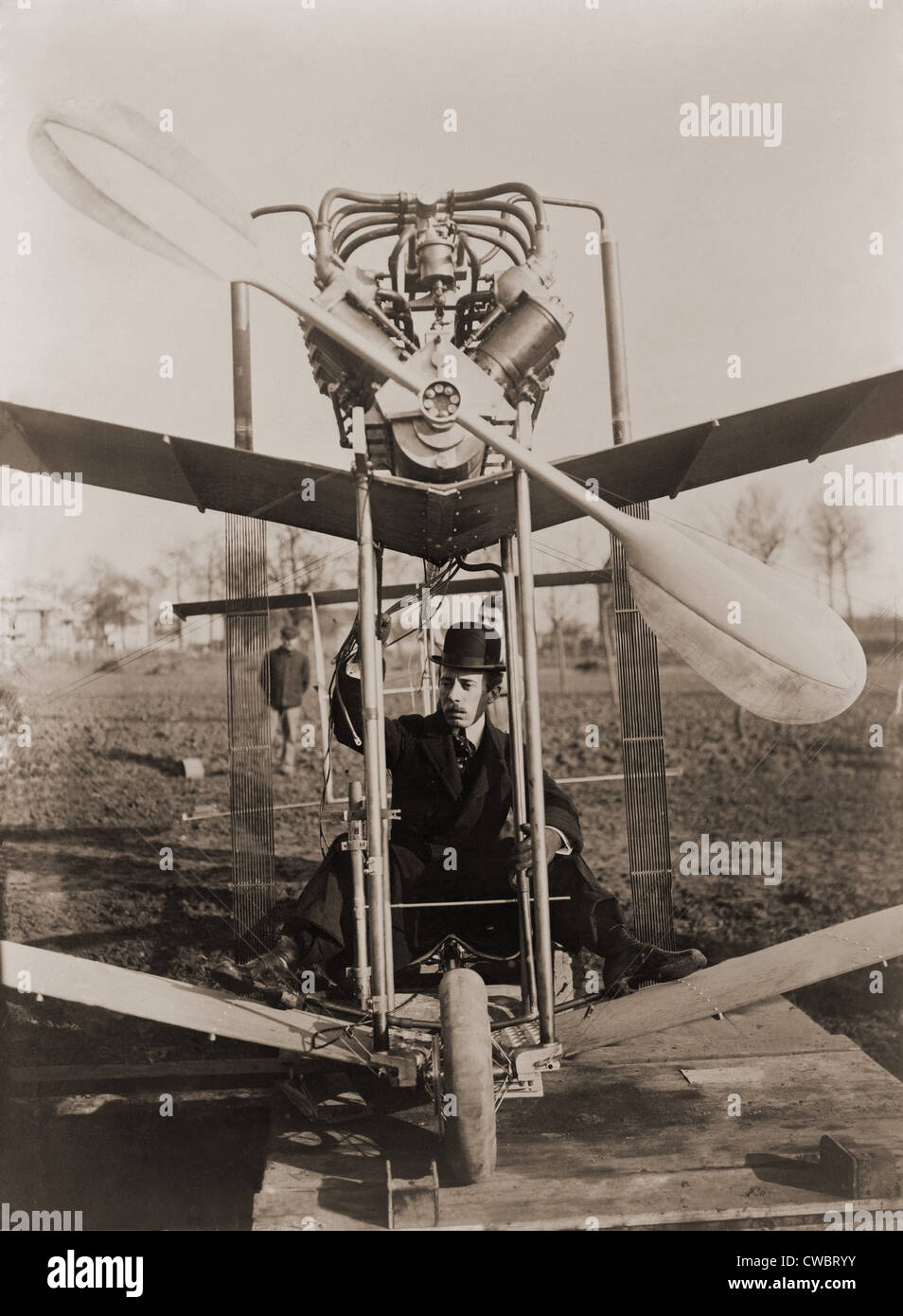 Alberto Santos-Dumont (1873-1932), pionnier de l'aviation brésilien aux commandes d'avion en 1907. Il a été le premier à voler un Banque D'Images