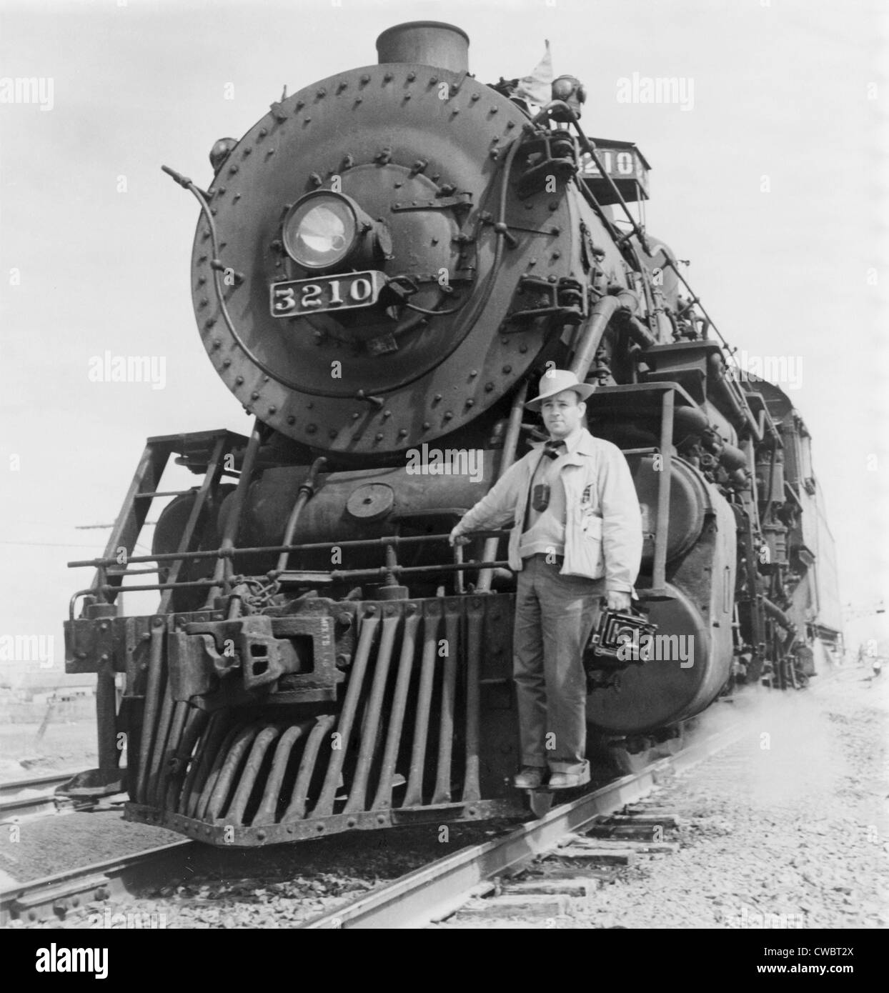 Jack Delano (1914-1997), photographe américain avec la Farm Security Administration, tenir l'appareil photo, debout sur l'avant du Banque D'Images