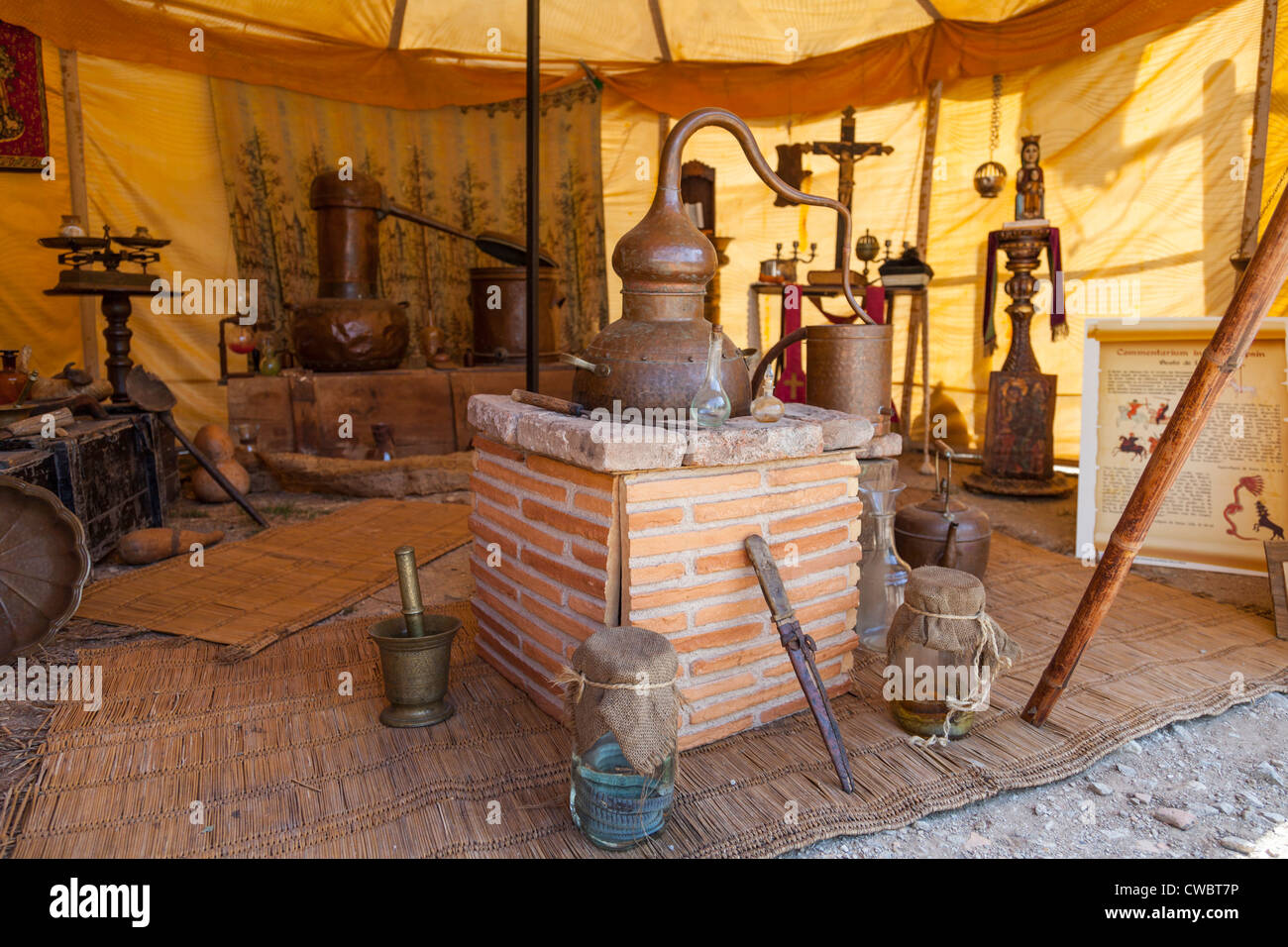 Alchimiste tente dans la reconstitution d'une foire médiévale à Óbidos, Portugal. Banque D'Images