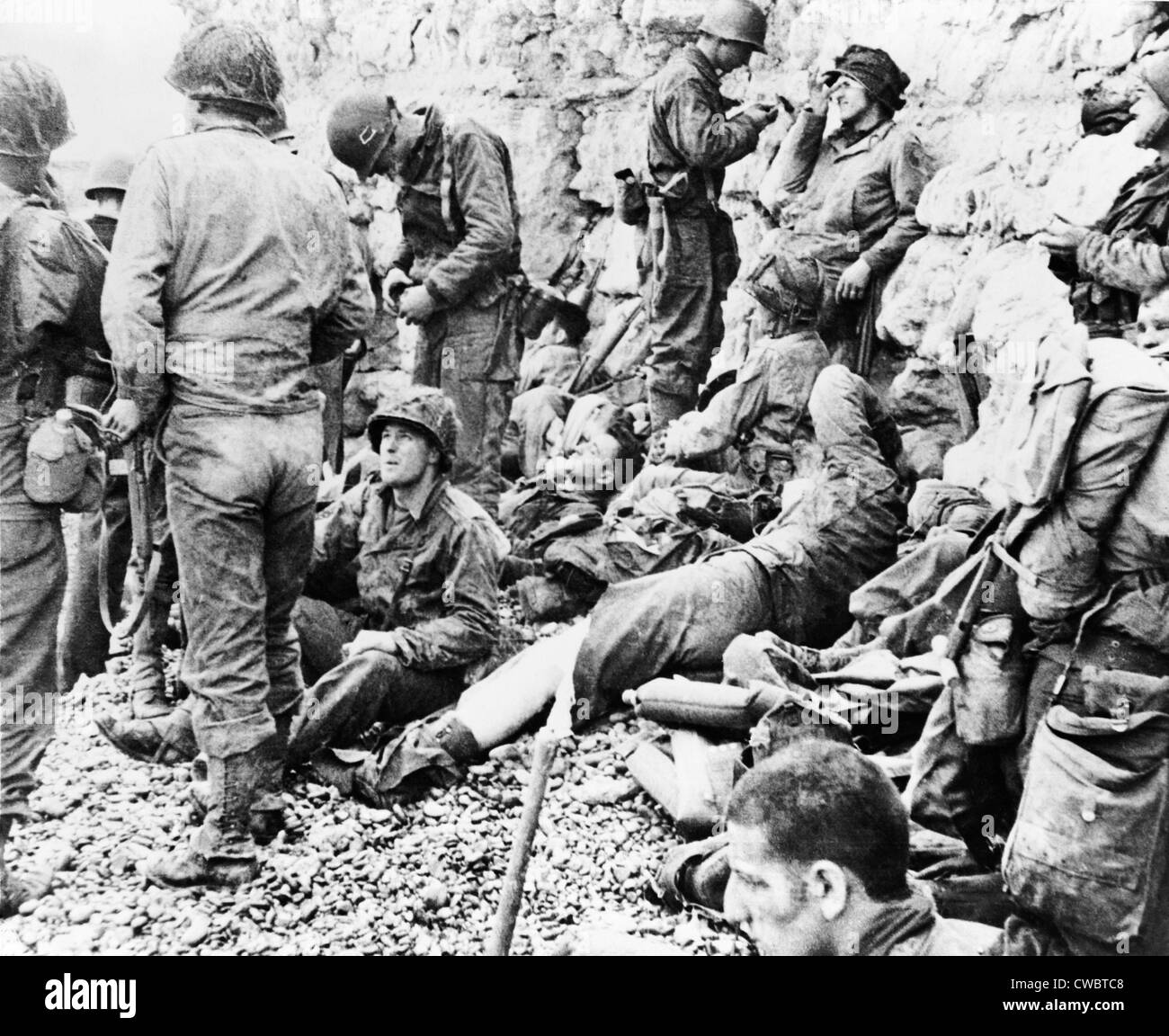 D-Day en Normandie, France. Les troupes d'assaut allié se détendre avant une falaise de craie dominant la rive, l'invasion Banque D'Images