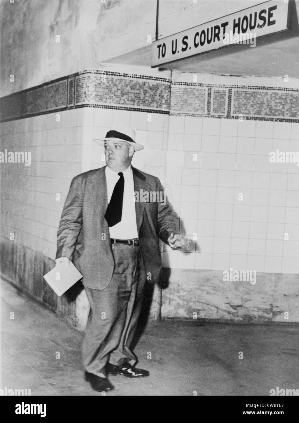 Whittaker Chambers, ancien parti communiste, dans le New York City subway en route vers la Cour fédérale où il témoignait de la Banque D'Images Whittaker Chambers, ancien parti communiste, dans le New York City subway en route vers la Cour fédérale où il témoignait de la Banque D'Images