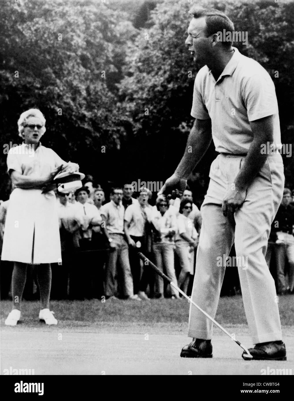 Arnold Palmer, réagissant à un raté mis à la Thunderbird 1964 Tournoi de golf classique au Westchester Country Club dans le seigle, Banque D'Images