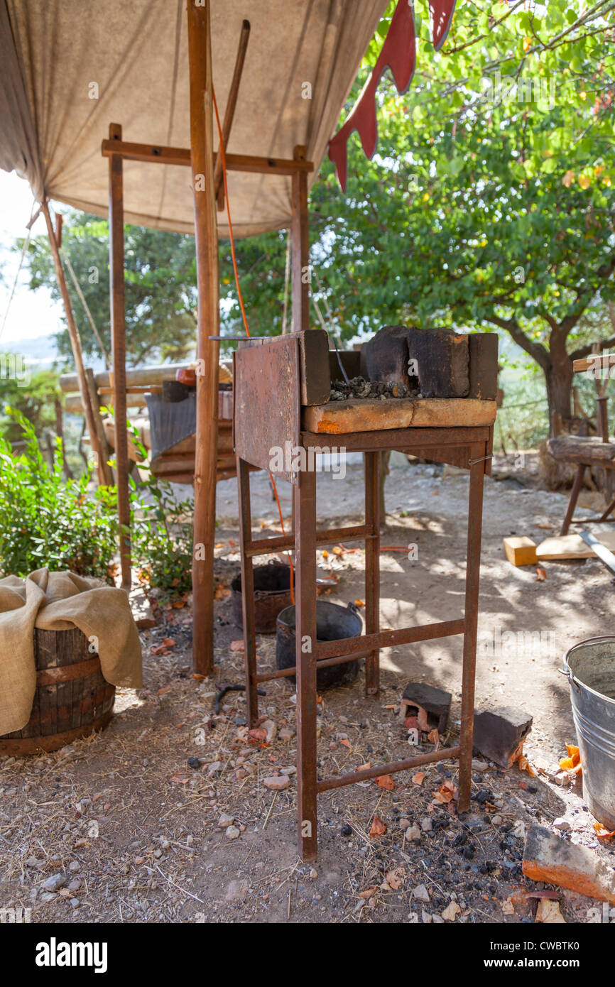 Forge dans un forgeron tente dans la reconstitution d'une foire médiévale à Óbidos, Portugal. Banque D'Images