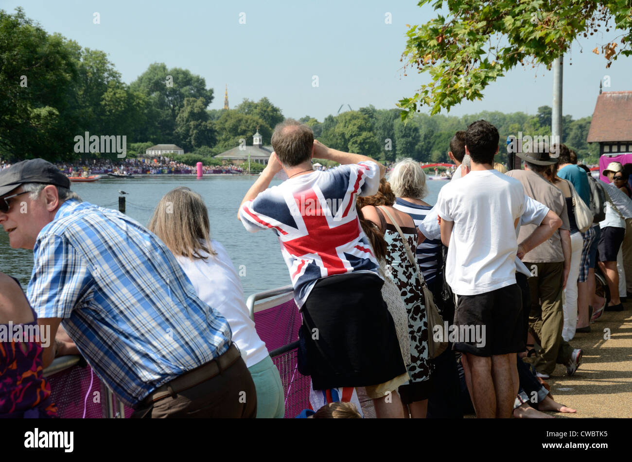 Les spectateurs à regarder une épreuve de natation olympique 2012 à Hyde Park, Londres, Angleterre Banque D'Images