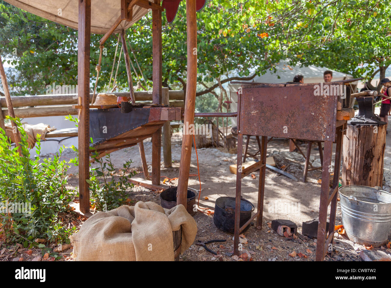 Forge dans un forgeron tente dans la reconstitution d'une foire médiévale à Óbidos, Portugal. Banque D'Images