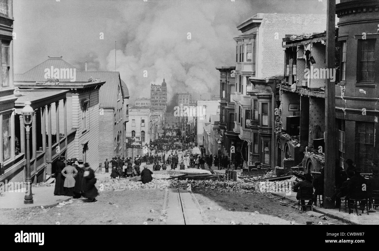 Après LE TREMBLEMENT DE TERRE DE SAN FRANCISCO. Des observateurs dans des chaises au milieu des débris sur la ville de Sacramento Streetwatch brûler. Les incendies, Banque D'Images