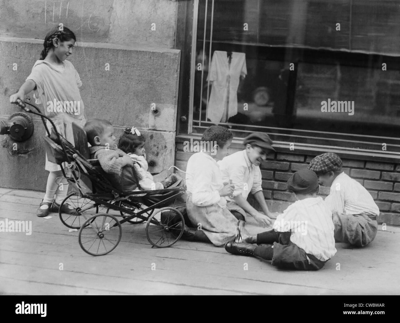 Enfants au jeu américain libano-syrienne sur la rue de leur quartier de la ville de New York, peut-être, de Bay Ridge, Brooklyn. Ca. Banque D'Images