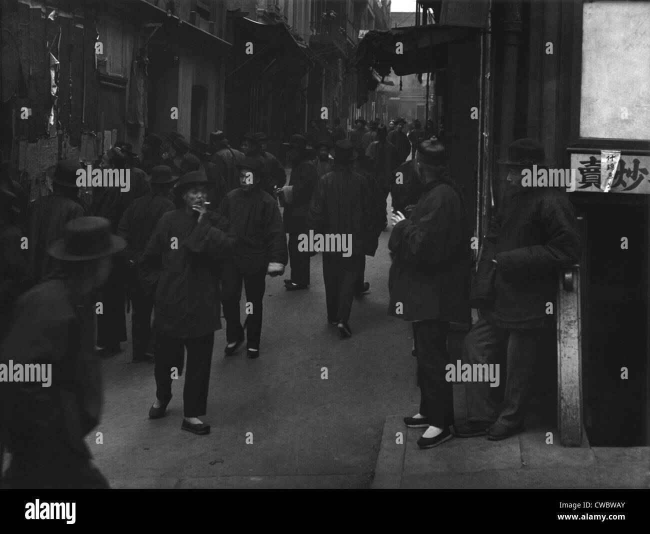 La RUE DE L'ALLÉE DES JOUEURS (ROSS). Les immigrants chinois à San Francisco. Arnold Genthe Chinatown de la série. 1898. Banque D'Images