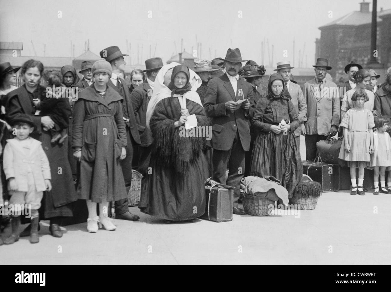 Les immigrants européens nouvellement arrivés à Ellis Island en 1921-21. Banque D'Images