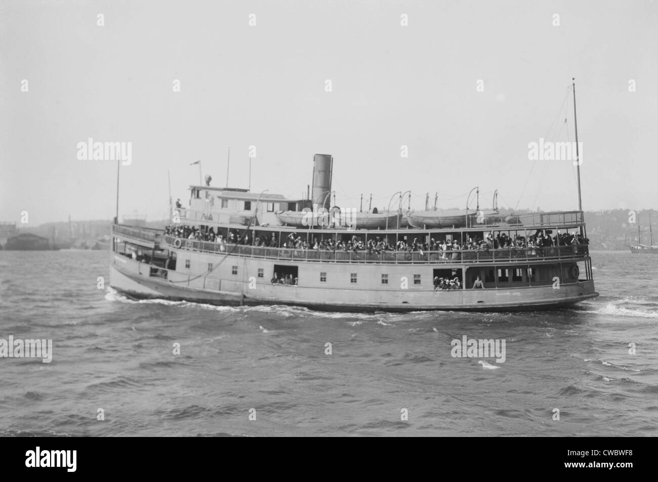 Ferry d'immigrants dans le port de New York. Ferries ont été utilisées pour transférer les immigrants de leur ooean les navires de passage à Ellis Banque D'Images