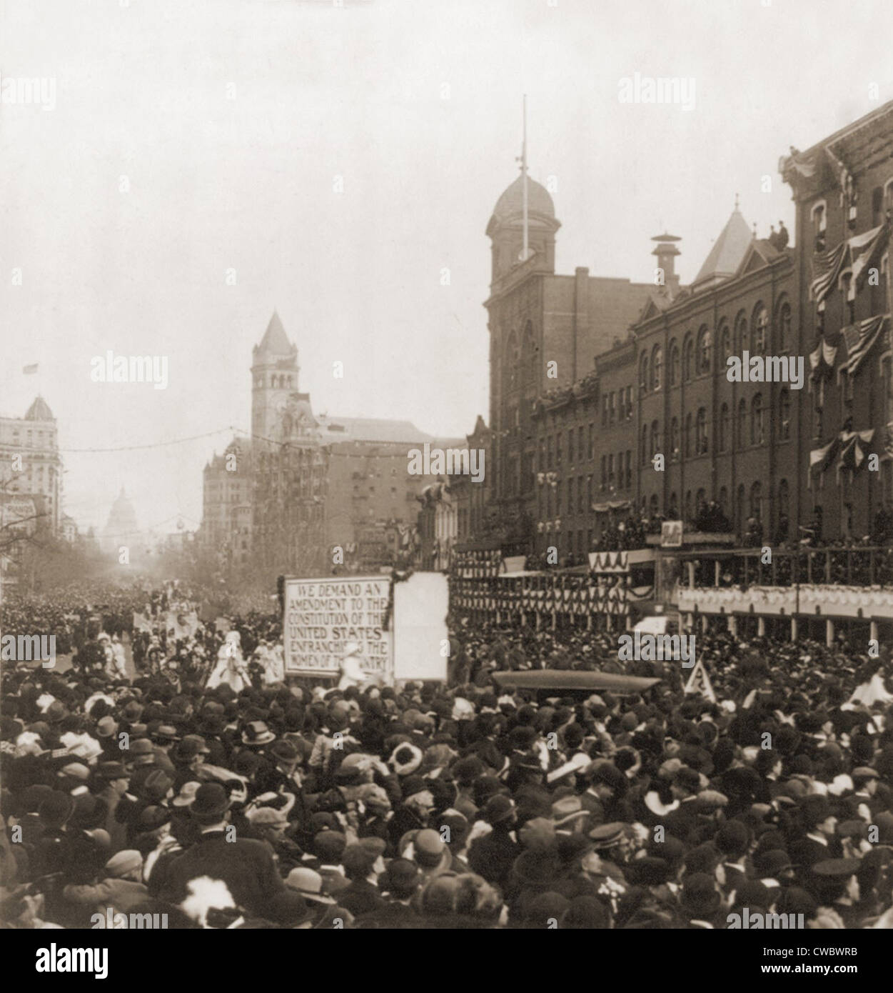 Foule désordonnée à la parade des suffragettes à Washington, D.C., le jour avant que Woodrow Wilson's première inauguration. Défilant Banque D'Images