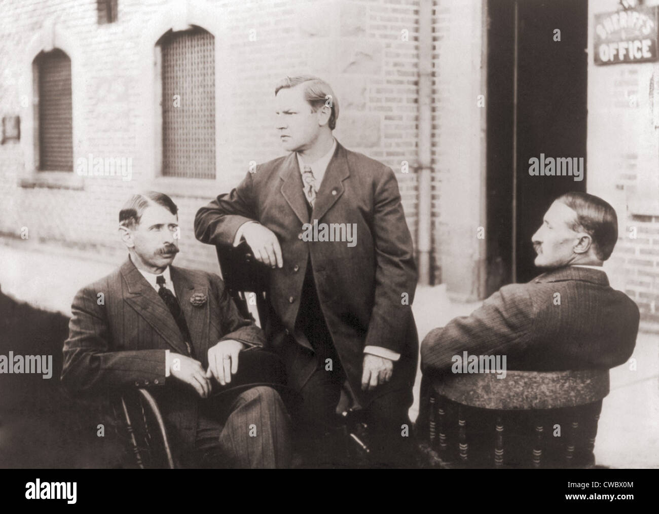 Leader du travail Big Bill Haywood (centre), avec co-defendents, Charles Moyer et George Pettibone en dehors de la Boise Sherriff's Banque D'Images