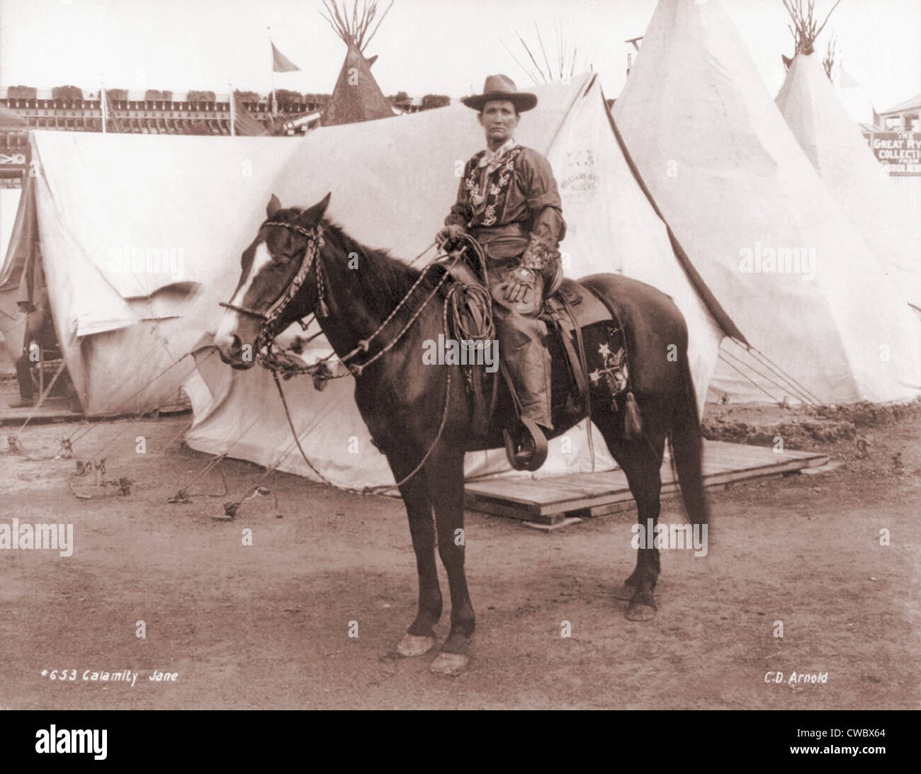 Calamity Jane (1852-1903), posant à cheval. Elle est devenue célèbre dans les années 1870 et plus tard en tournée dans les spectacles. Ca. 1885. Banque D'Images