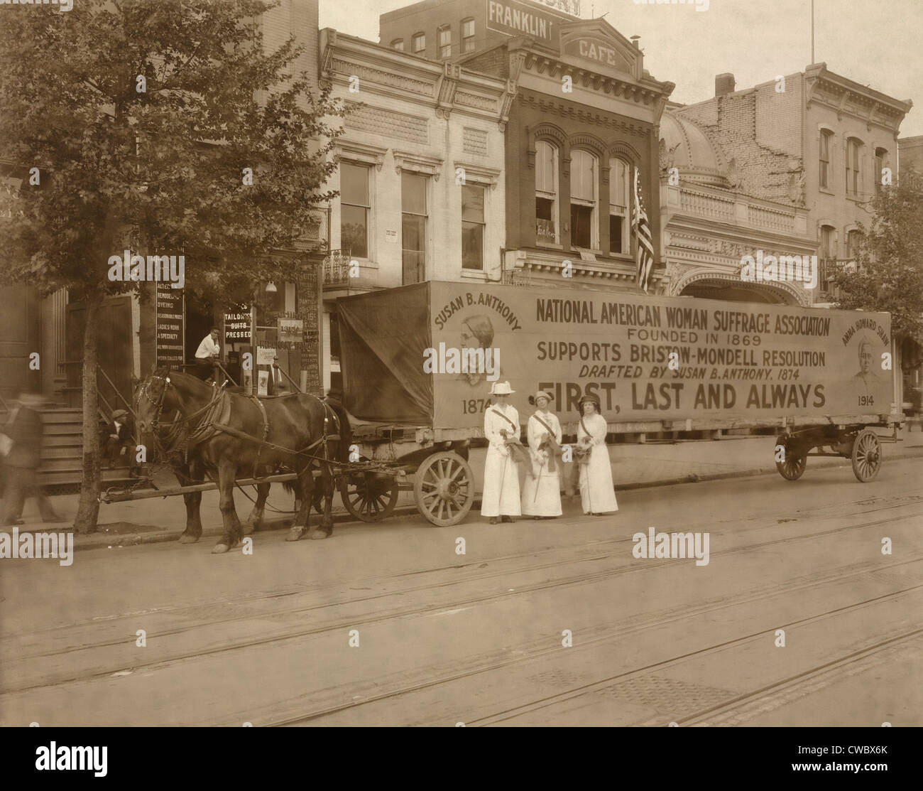En 1914, un char tiré par des chevaux déclare National American Woman Suffrage Association en faveur de la résolution Bristow-Mondell Banque D'Images