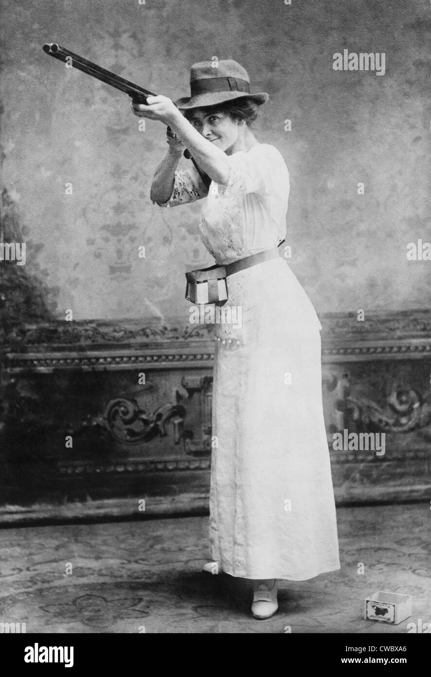 Femme posant avec fusil pour pigeon en 1914. Au 19e siècle des tireurs piège utilisé la tourte abondants comme Banque D'Images