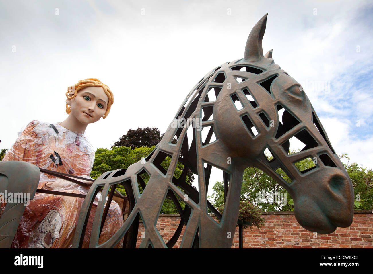Les 50 places qui a effectué un général de 10m (33ft) de haut marionnette de Lady Godiva est représenté en passant par le rugby. Banque D'Images