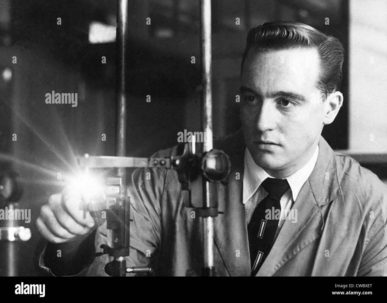 Les scientifiques du FBI sur la technologie appliquée dans les enquêtes criminelles. Ca. 1950. Banque D'Images