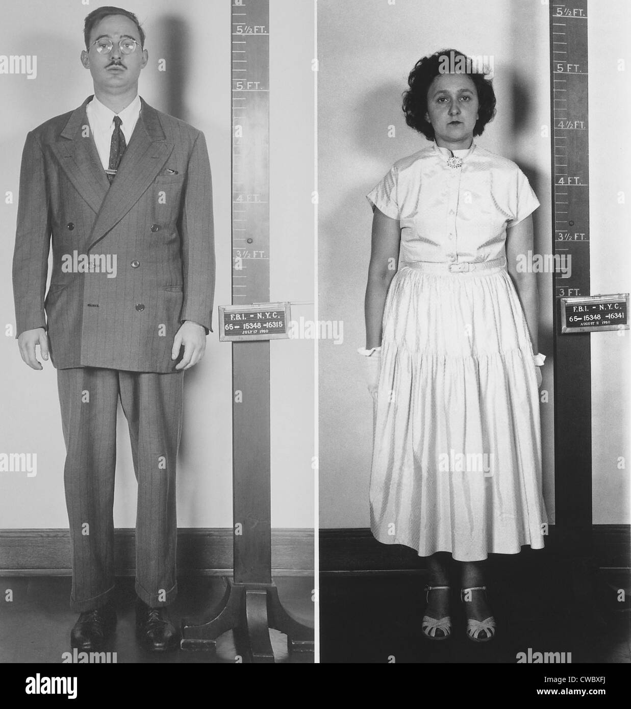 Accusé d'espionnage atomique Julius et Ethel Rosenberg dans un comité permanent mug shot. 1951. Banque D'Images