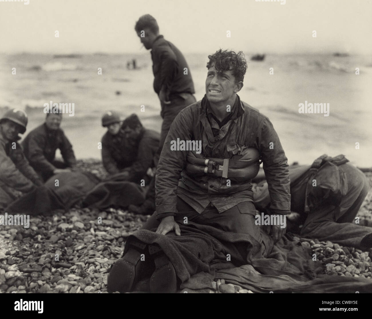 La Seconde Guerre mondiale. Les soldats américains sur la plage d'Omaha la récupération de la mort après l'invasion du Jour J de la France. Juin 1944, par l'Armée américaine Banque D'Images
