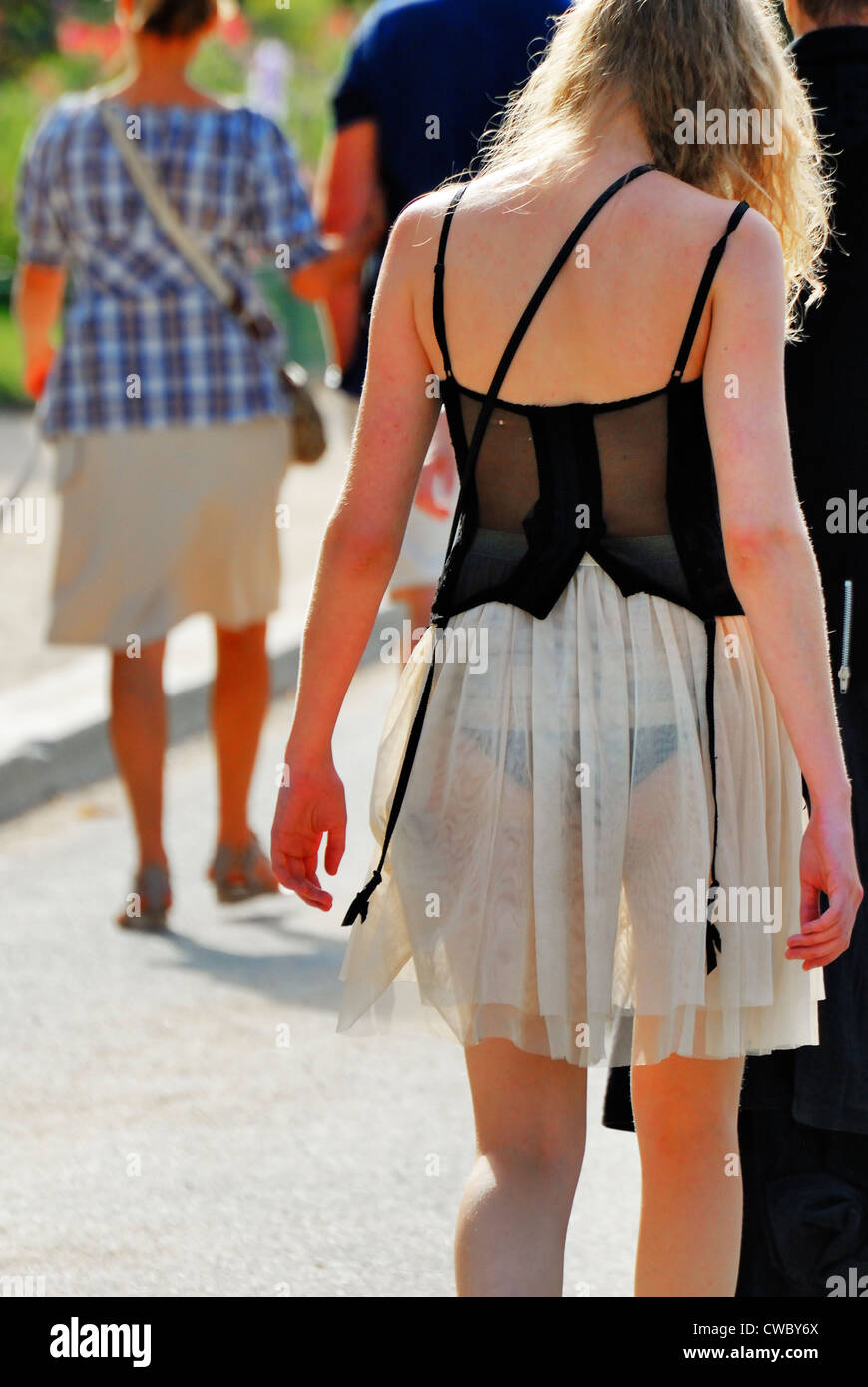 Paris, France. Fille qui marche dans la rue avec des sous-vêtements noirs  et jupe Photo Stock - Alamy