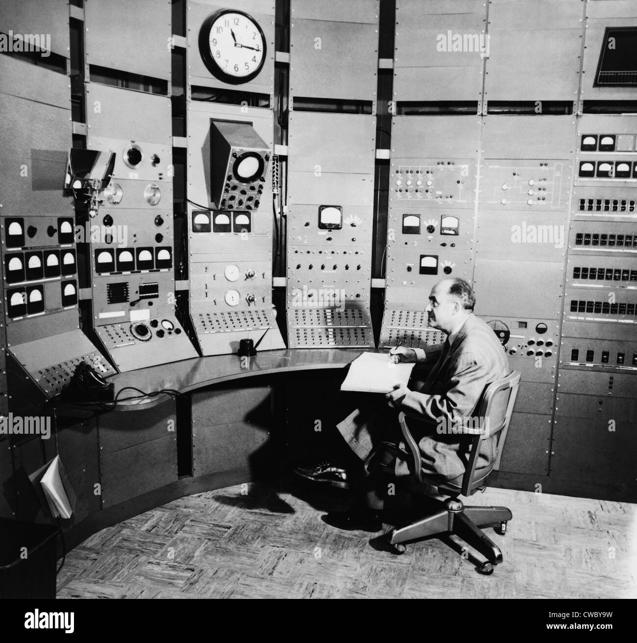 Enrico Fermi (1901-1954), assis sur le panneau d'un accélérateur de particules, en 1951. Il a remporté le Prix Nobel de physique 1938 Banque D'Images
