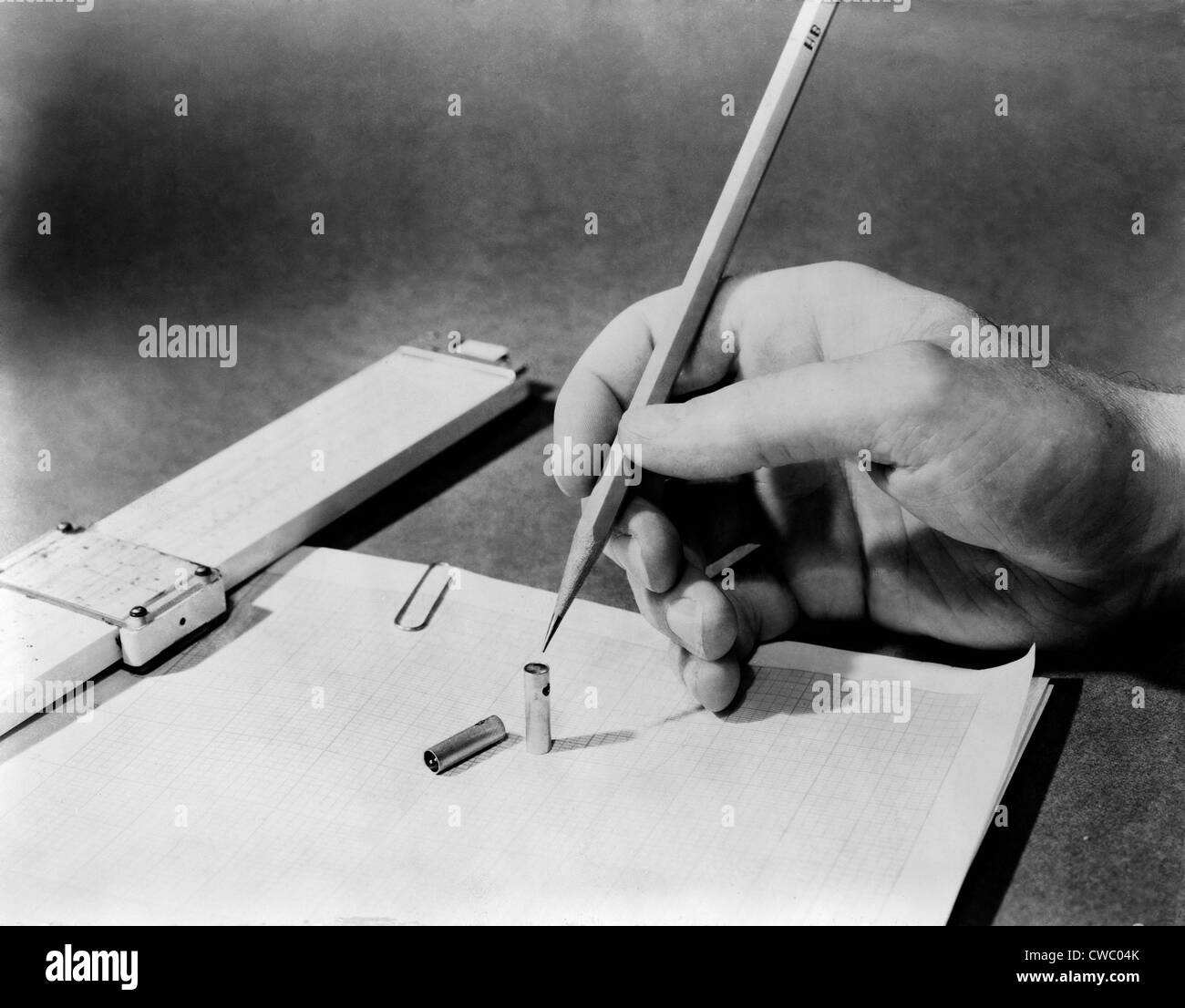 1949 La vie encore des progrès. La règle de calcul (à gauche), développé au 17e siècle a été l'outil de calcul en science et Banque D'Images