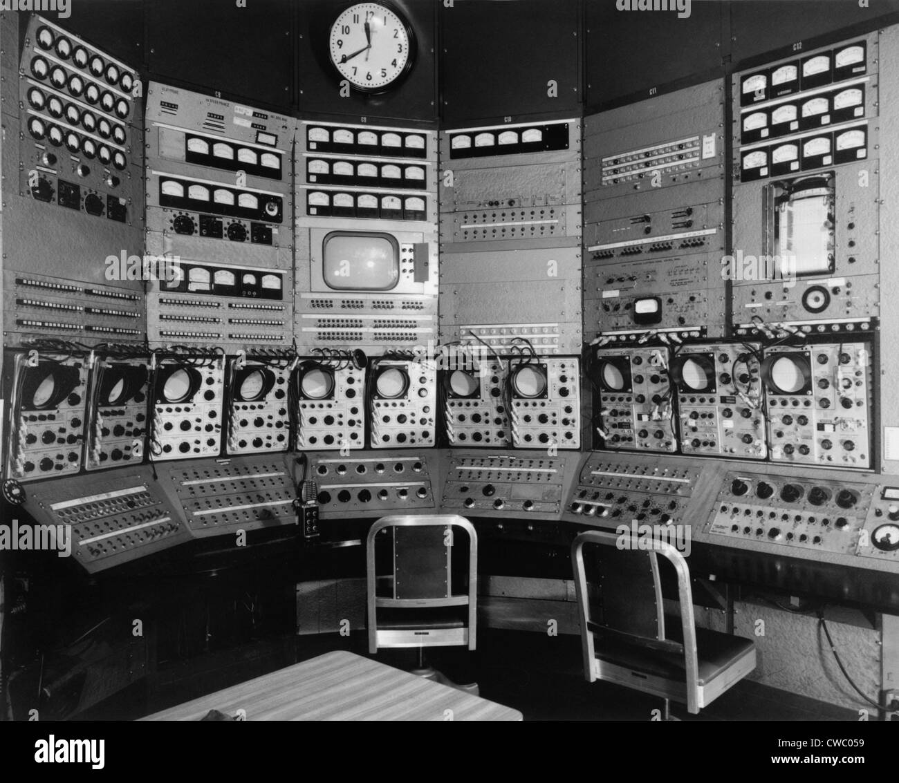À la salle de contrôle de l'accélérateur de particules Bevatron Université de Californie Radiation Laboratory. 1960. Banque D'Images