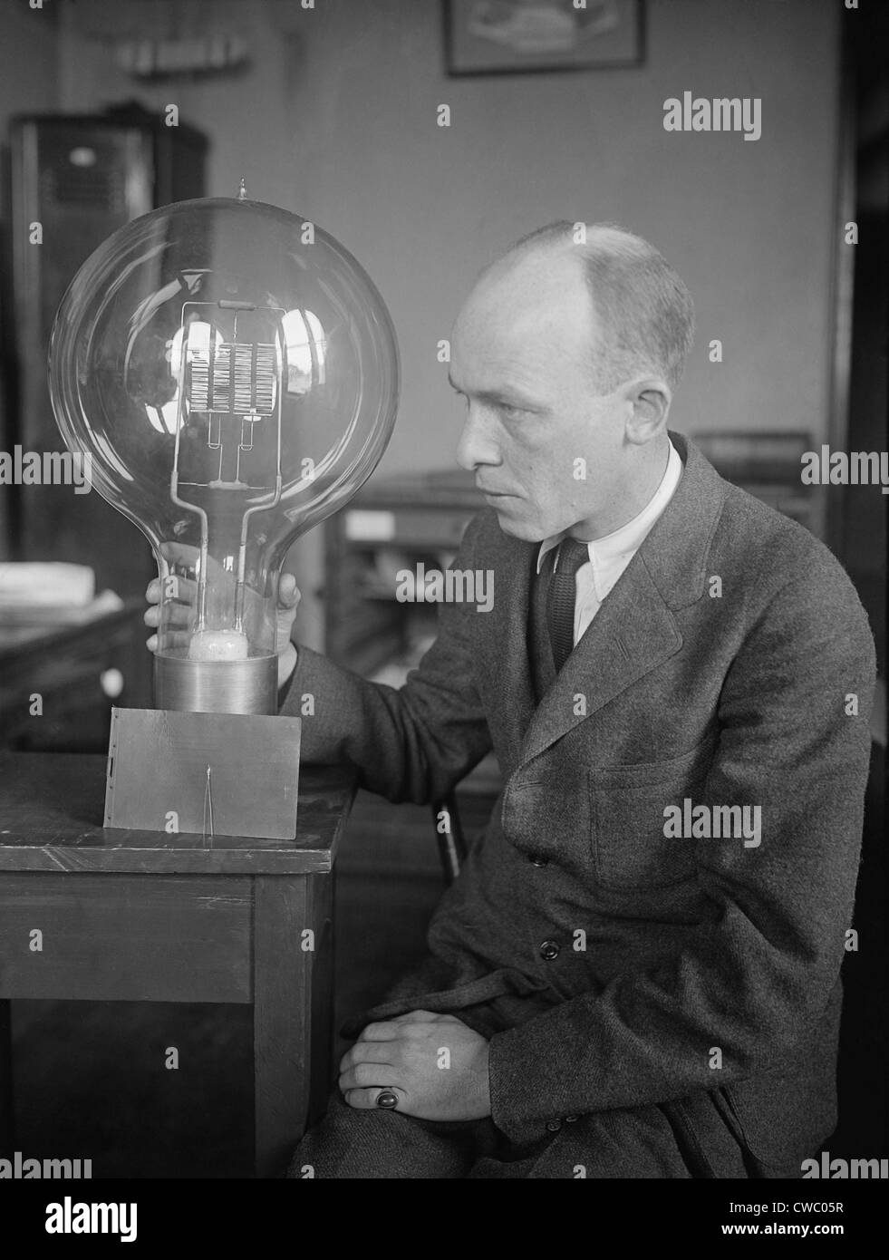 C.W. Mitman, Conservateur en chef, Département de l'ingénierie et des industries de l'Institut Smithsonian, est titulaire d'un géant d'une ampoule. Pour Banque D'Images