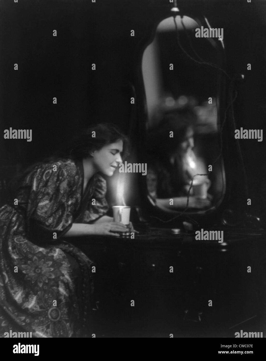 General Electric publicité photo d'une femme à l'apprêteur chauffage une tasse d'eau avec un appareil électrique. Ca. 1908 Banque D'Images