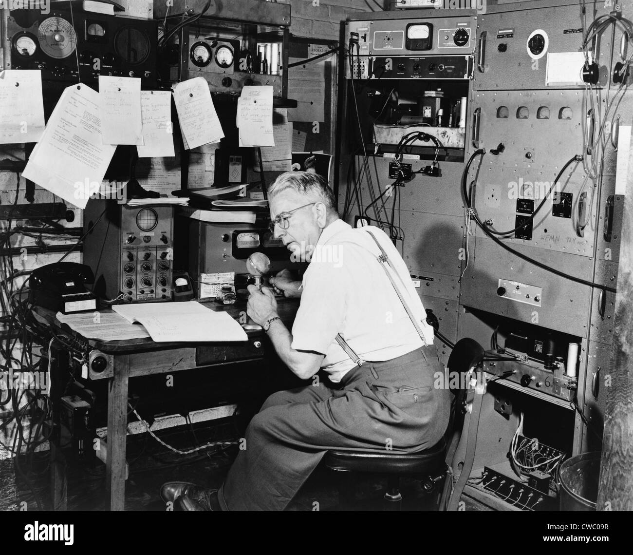 Ted Gempp, opérateur de la station de radio à Alpine, N.J., au micro dans la salle de contrôle de la station. 1948. Banque D'Images