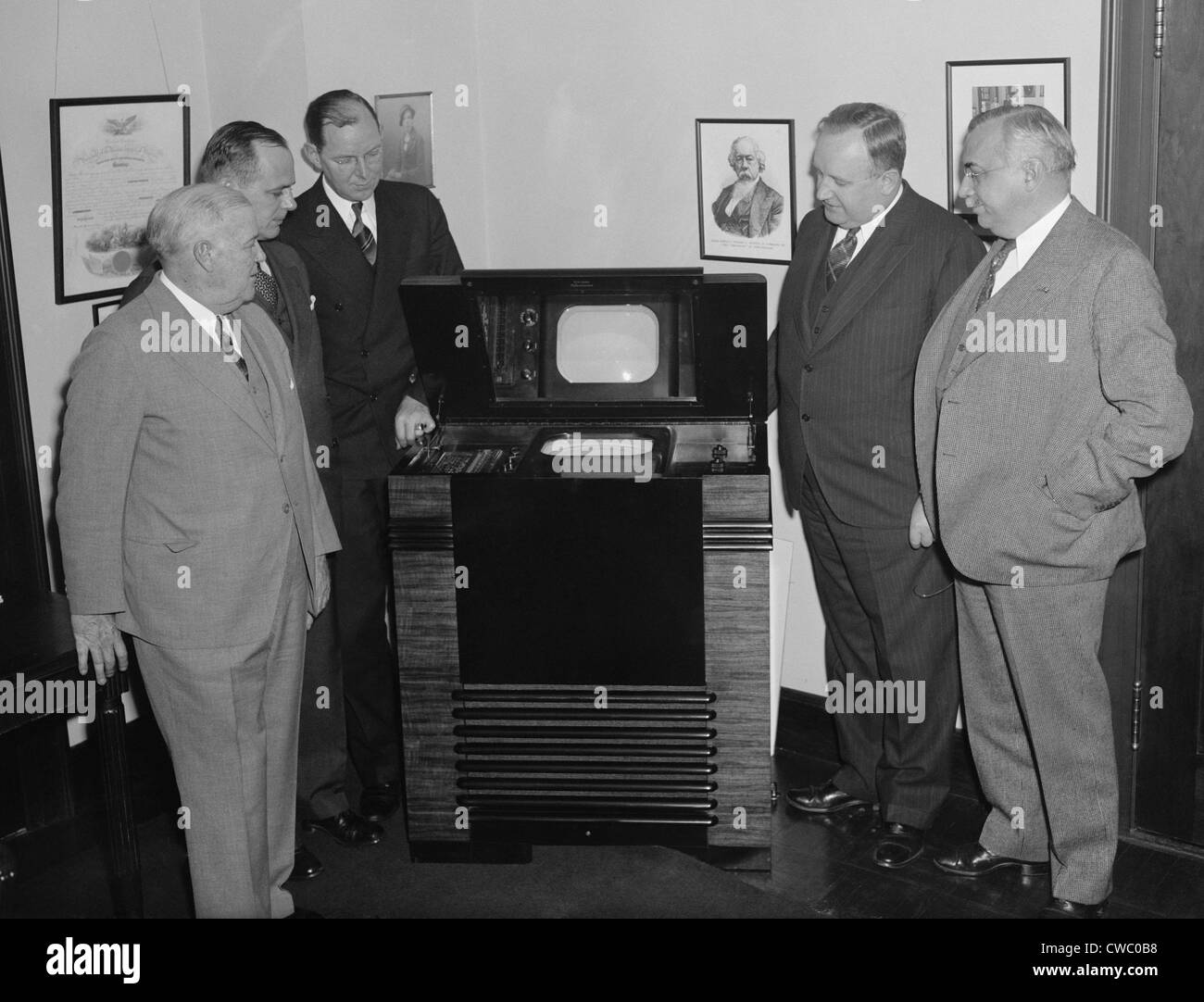 Les commissaires de la FCC inspecter dernière télévision dans 1939. La télévision avait un petit écran incased horizontalement dans une grande armoire en bois Banque D'Images