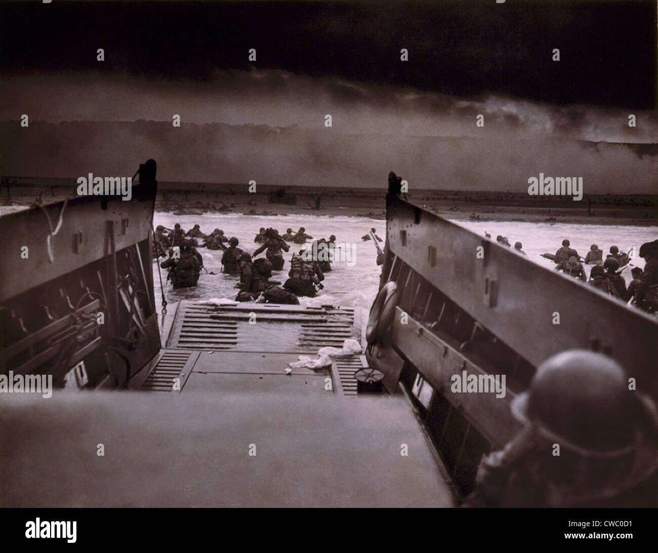 Les soldats américains de la Garde côtière de wade landing craft vers l'Omaha Beach contre un tir de mitrailleuse sur D-Day. 6 juin 1944, Banque D'Images