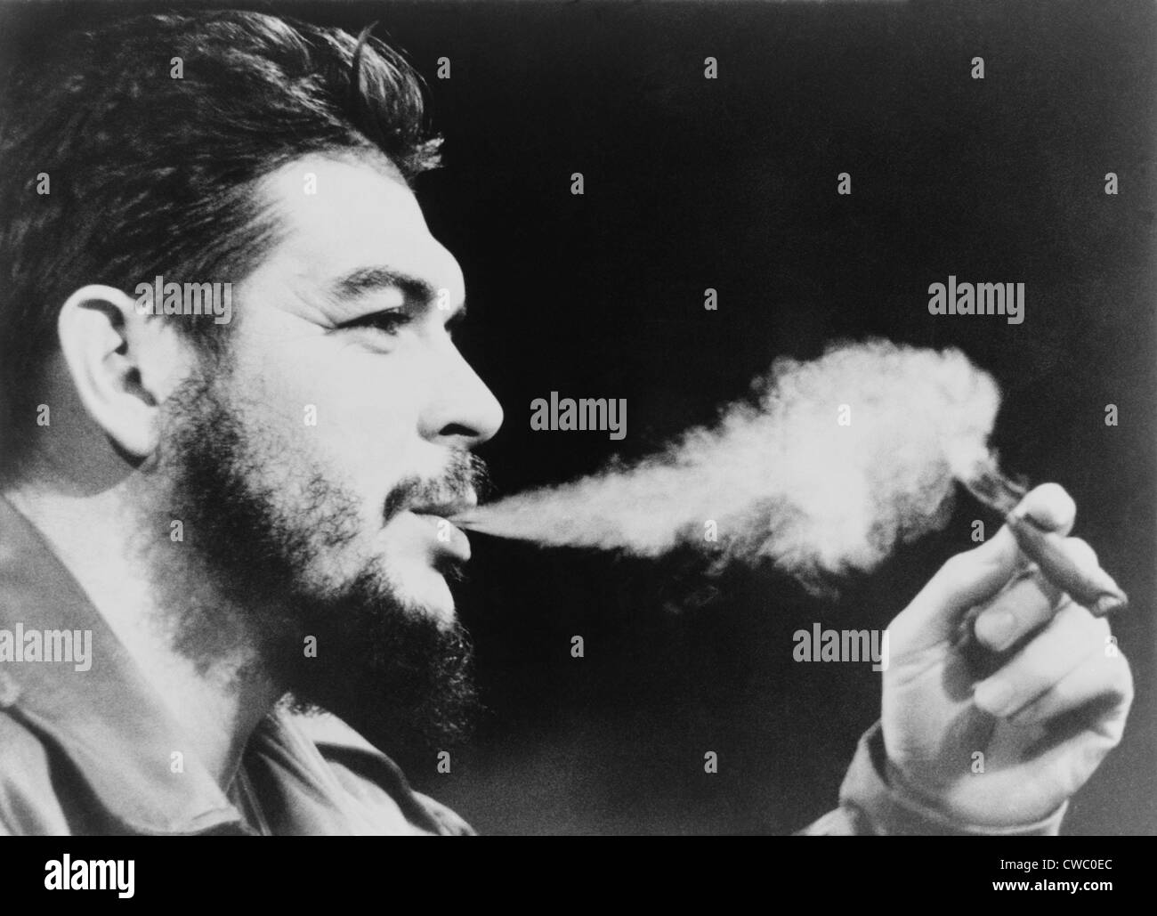 Ernesto 'Che' Guevara (1928-1967), sur l'expiration panache de fumée de cigare. 1964 photo prise dans la ville de New York. Banque D'Images