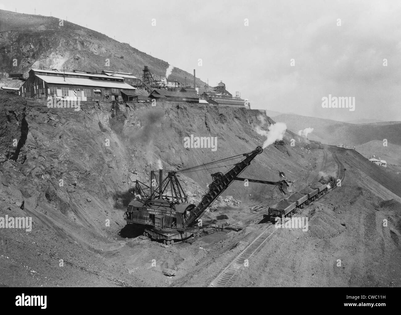 Mine à ciel ouvert United Verde sur côté montagne dans la région de Jerome, Arizona. Photo montre une grue début de l'exploitation du minerai de cuivre brut et du dépôt Banque D'Images