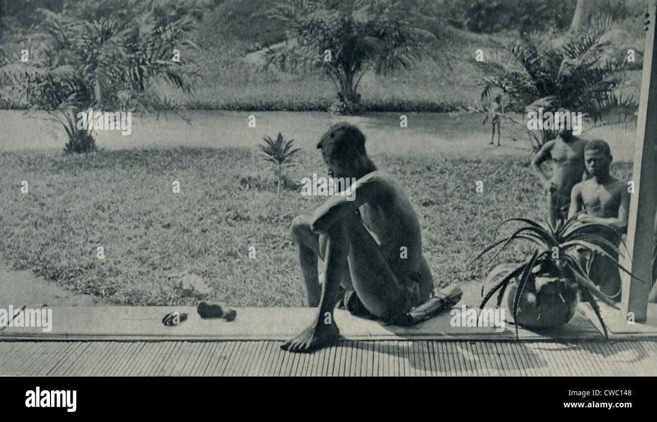 Les atrocités de l'esclavage en caoutchouc au Congo belge. Ce deuil l'homme a perdu sa femme et ses deux enfants à des soldats qui ont tué Banque D'Images