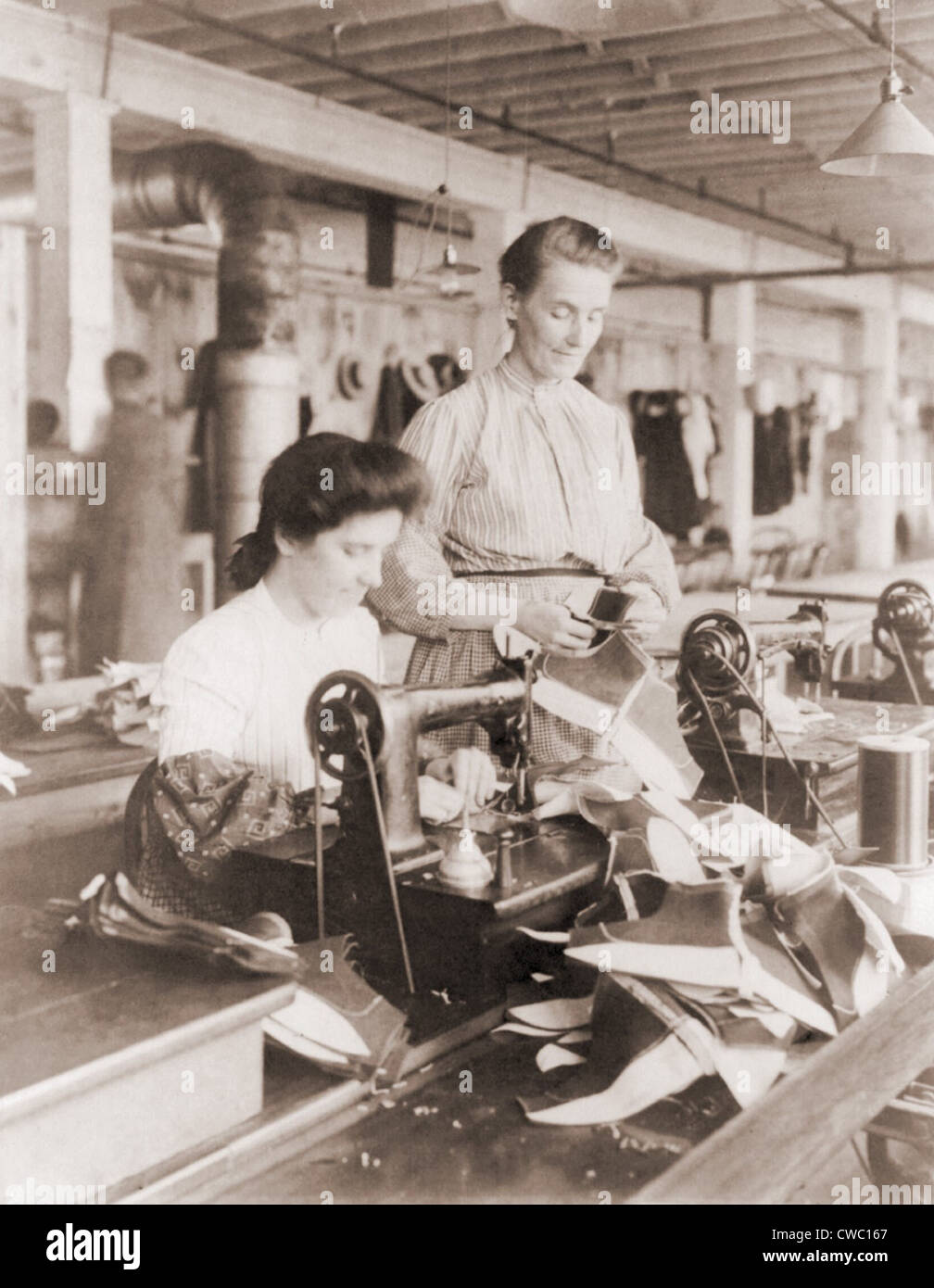 Femme l'exploitation d'un entraîné par courroie machine à coudre dans une usine de chaussures de Lynn, Massachusetts. 1895 Photo par Frances Benjamin Johnston. Banque D'Images